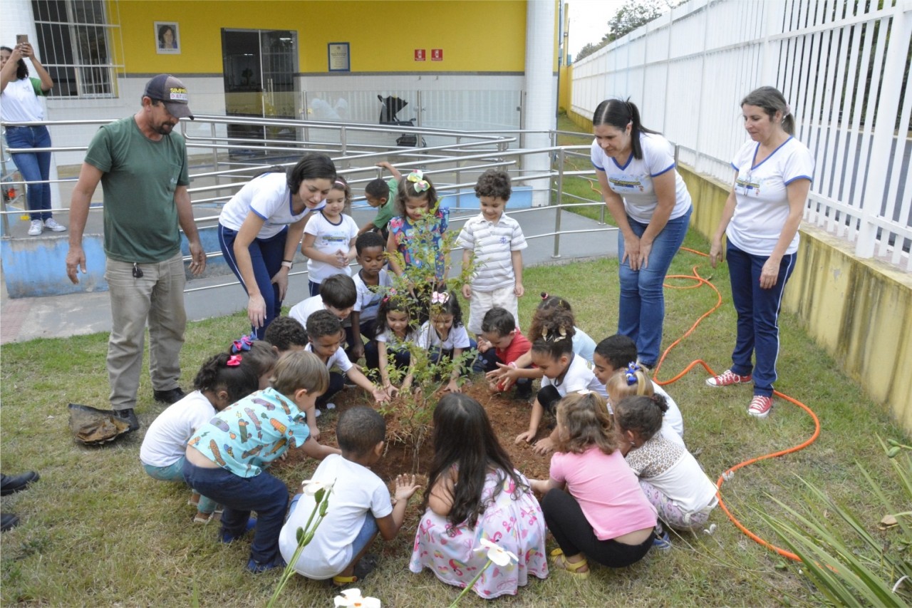 MIL E QUINHENTAS MUDAS DE ÁRVORES DISTRIBUÍDAS E QUATROCENTOS E OITENTA PLANTADAS EM 2022 MIL E QUINHENTAS MUDAS DE ÁRVORES DISTRIBUÍDAS E QUATROCENTOS E OITENTA PLANTADAS EM 2022