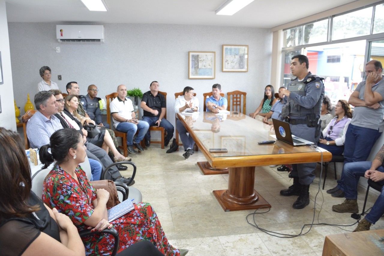 REUNIÃO DO GGIM DISCUTE MEDIDAS DE SEGURANÇA NAS ESCOLAS REUNIÃO DO GGIM DISCUTE MEDIDAS DE SEGURANÇA NAS ESCOLAS