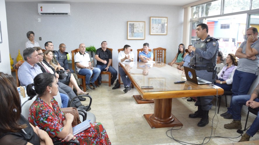 GUAÇUÍ É CONTEMPLADA COM INVESTIMENTOS EM INFRAESTRUTURA RURAL GUAÇUÍ É CONTEMPLADA COM INVESTIMENTOS EM INFRAESTRUTURA RURAL