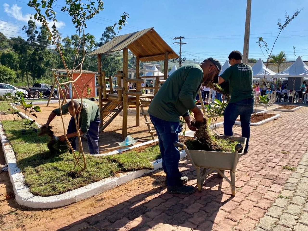 MEIO AMBIENTE ENTREGA ÁREA AJARDINADA NO BAIRRO MANOEL MONTEIRO TORRES MEIO AMBIENTE ENTREGA ÁREA AJARDINADA NO BAIRRO MANOEL MONTEIRO TORRES