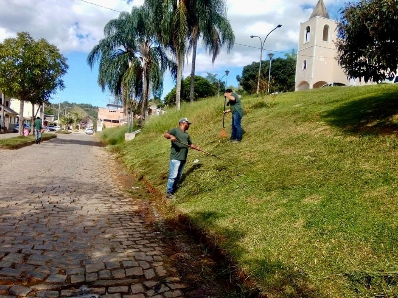 ÁREAS AJARDINADAS DE DISTRITOS RECEBEM MANUTENÇÃO ÁREAS AJARDINADAS DE DISTRITOS RECEBEM MANUTENÇÃO