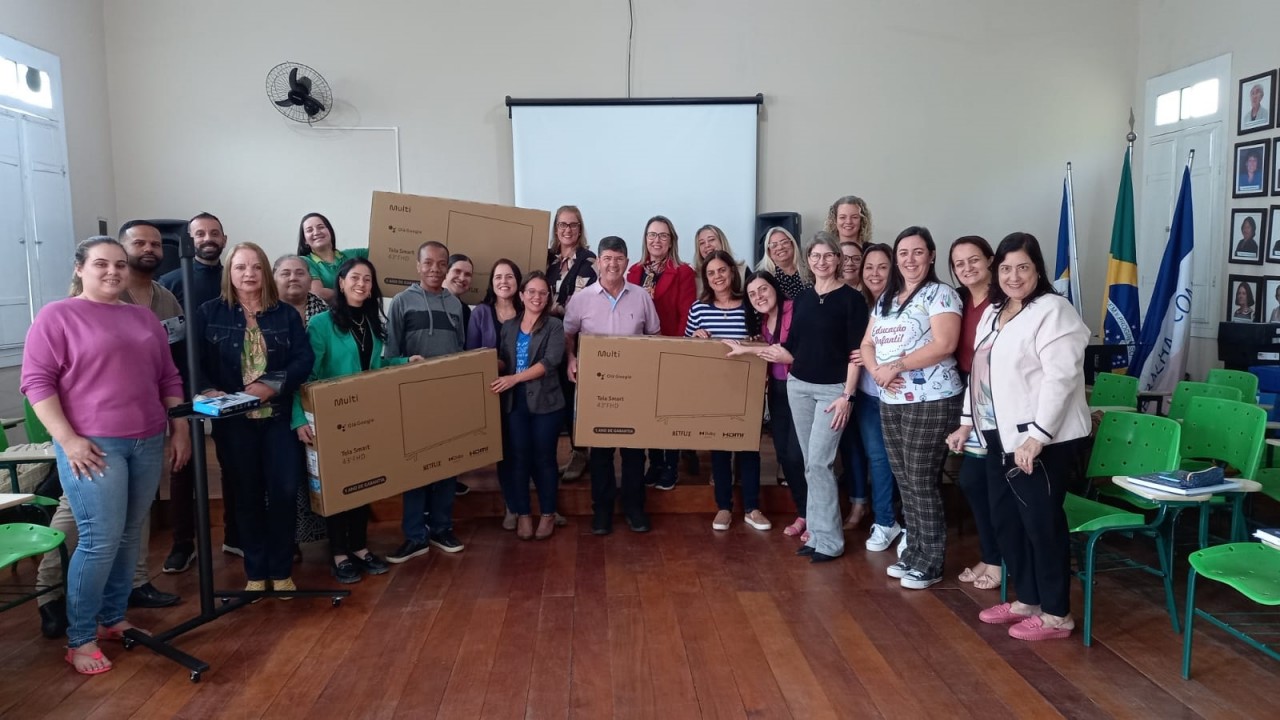 SECRETARIA DE EDUCAÇÃO ENTREGA SMART TVS ÀS ESCOLAS DA REDE MUNICIPAL