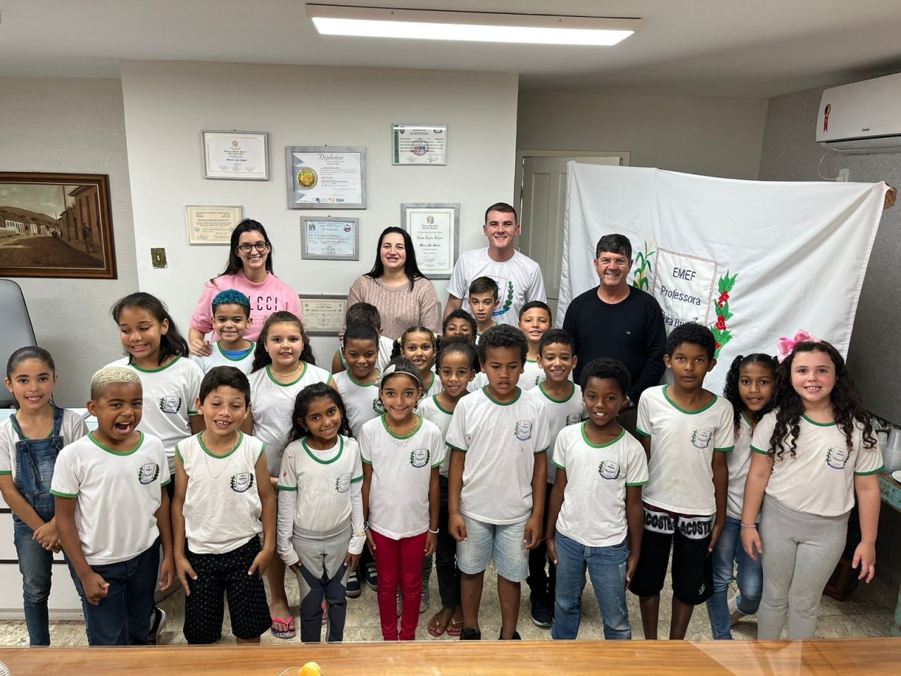 ALUNOS DA ESCOLA MUNICIPAL "PROFESSORA ELVIRA BRUZZI" VISITAM PREFEITURA DE GUAÇUÍ ALUNOS DA ESCOLA MUNICIPAL "PROFESSORA ELVIRA BRUZZI" VISITAM PREFEITURA DE GUAÇUÍ