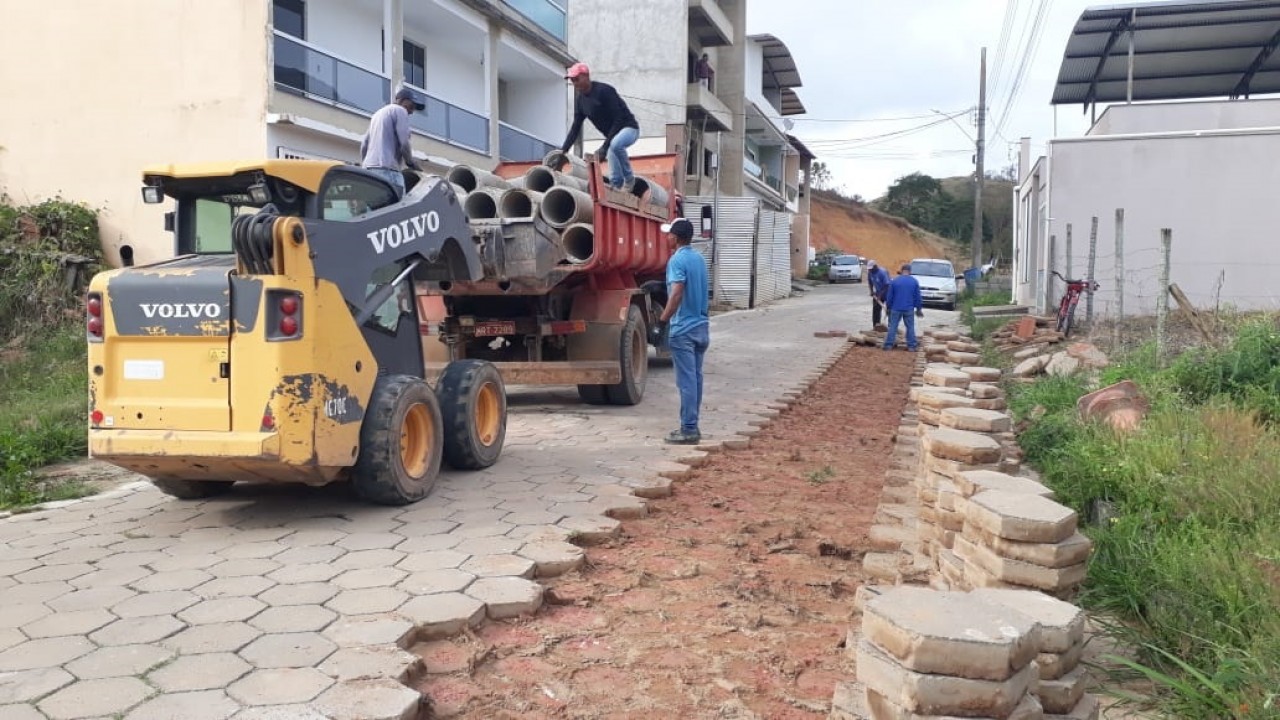 PREFEITURA DE GUAÇUÍ INICIA OBRAS DE DRENAGEM NA RUA FRANCISCO GOMES DE AZEVEDO PREFEITURA DE GUAÇUÍ INICIA OBRAS DE DRENAGEM NA RUA FRANCISCO GOMES DE AZEVEDO