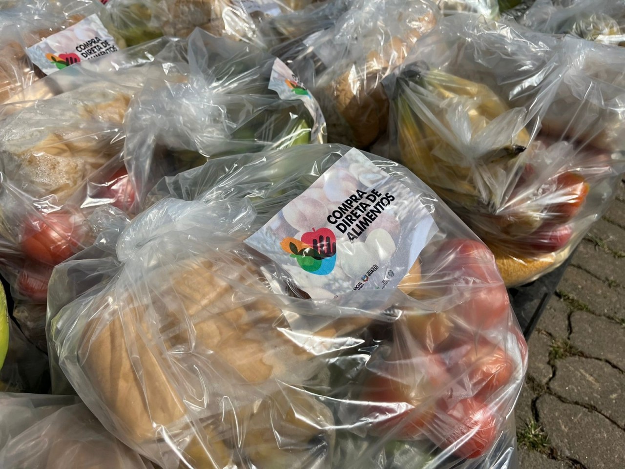 FAMÍLIAS E INSTITUIÇÕES RECEBEM ALIMENTOS DE MAIS UMA ENTREGA DO CDA FAMÍLIAS E INSTITUIÇÕES RECEBEM ALIMENTOS DE MAIS UMA ENTREGA DO CDA