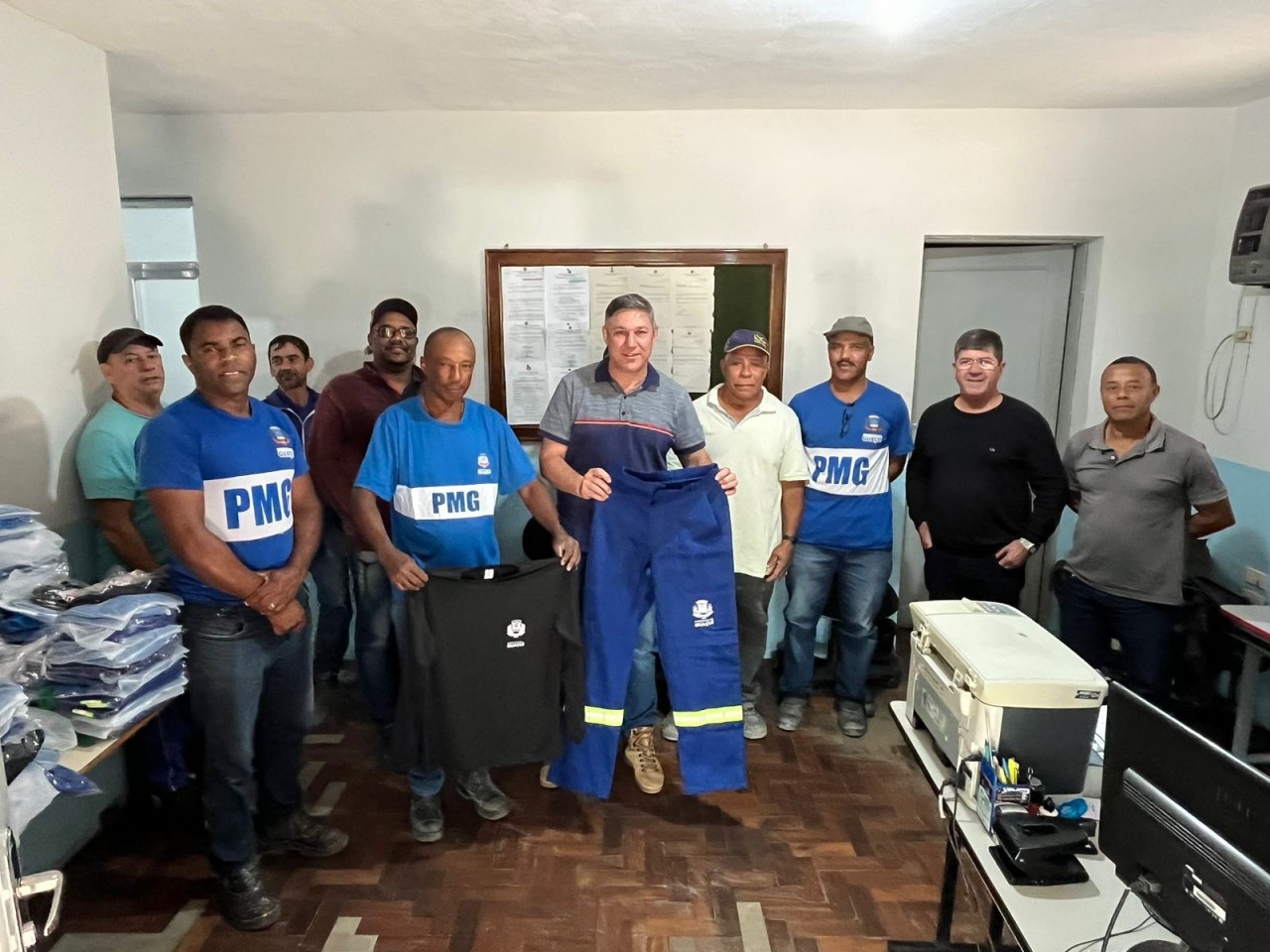 PREFEITURA DE GUAÇUÍ REALIZA ENTREGA DE NOVOS UNIFORMES PARA SERVIDORES DA SECRETARIA DE OBRAS PREFEITURA DE GUAÇUÍ REALIZA ENTREGA DE NOVOS UNIFORMES PARA SERVIDORES DA SECRETARIA DE OBRAS