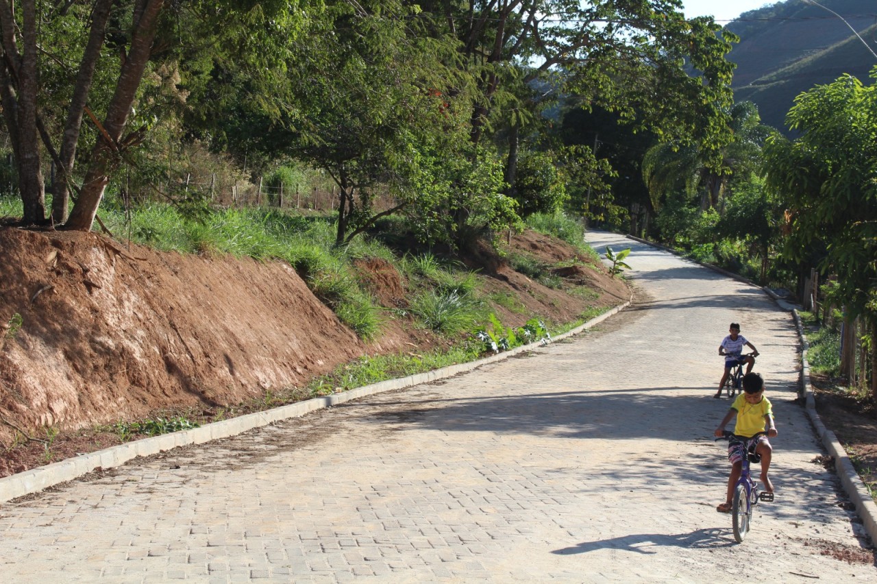 PREFEITURA DE GUAÇUÍ ESTÁ TRANSFORMANDO ZONA RURAL COM OBRAS DE CALÇAMENTO EM PONTOS CRÍTICOS