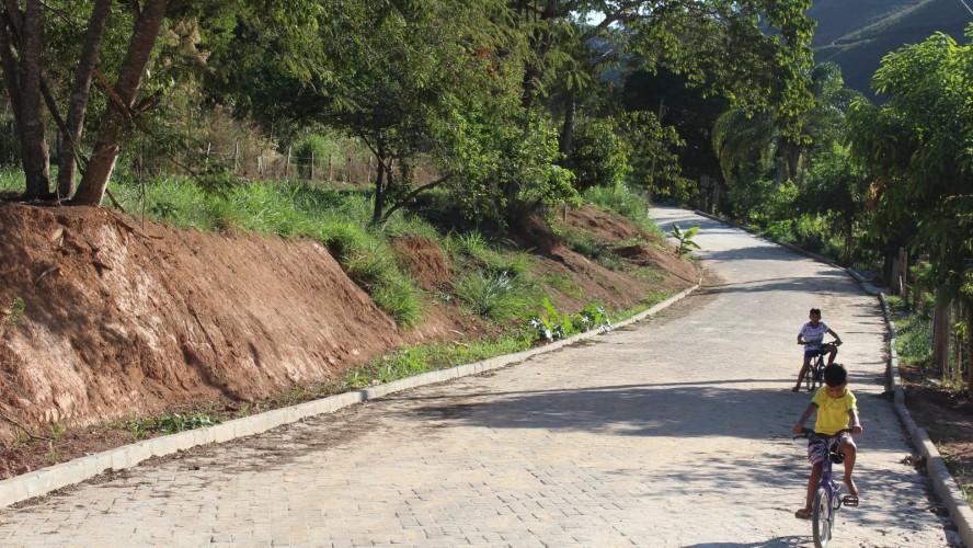 PREFEITURA DE GUAÇUÍ ESTÁ TRANSFORMANDO ZONA RURAL COM OBRAS DE CALÇAMENTO EM PONTOS CRÍTICOS