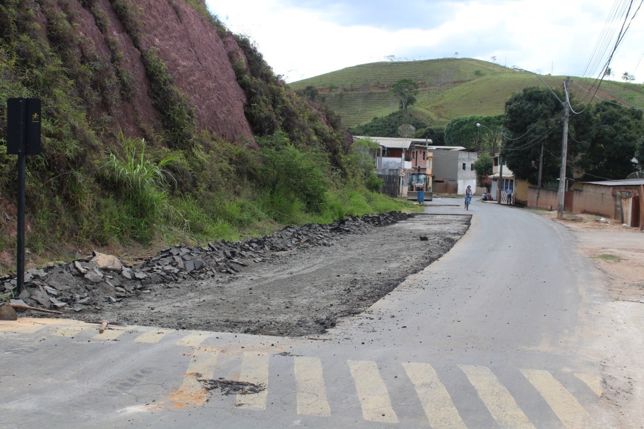 AVENIDA SÉRGIO RICARDO JANUÁRIO COUZI ESTÁ RECEBENDO REPAROS NA PAVIMENTAÇÃO AVENIDA SÉRGIO RICARDO JANUÁRIO COUZI ESTÁ RECEBENDO REPAROS NA PAVIMENTAÇÃO