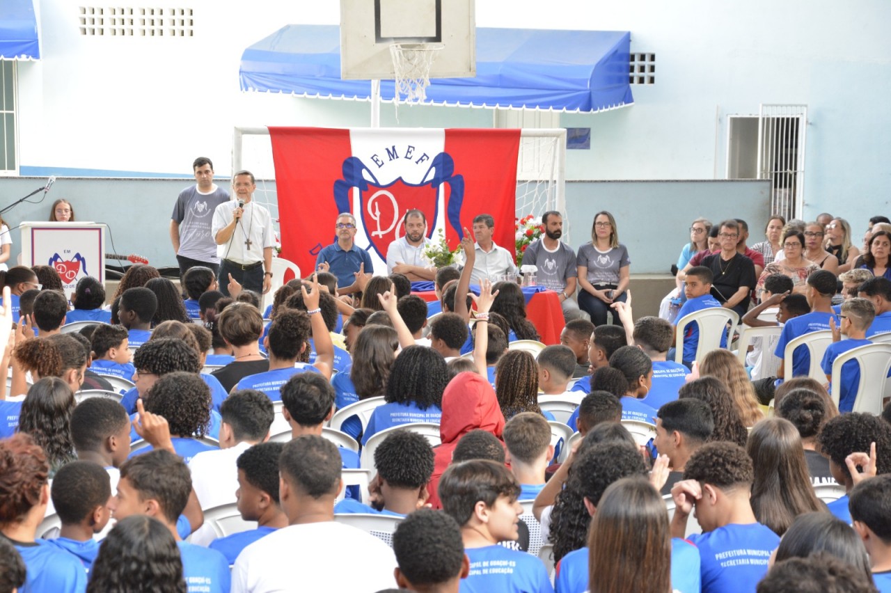 ESCOLA MUNICIPAL "DEOCLECIANO DE OLIVEIRA" RECEBE A VISITA PASTORAL DO BISPO DIOCESANO, DOM LUIZ FERNANDO LISBOA