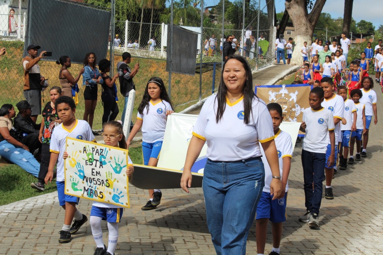 ALUNOS DEMONSTRAM ORGULHO CÍVICO EM EVENTO DO PROGRAMA INTEGRAÇÃO AABB COMUNIDADE