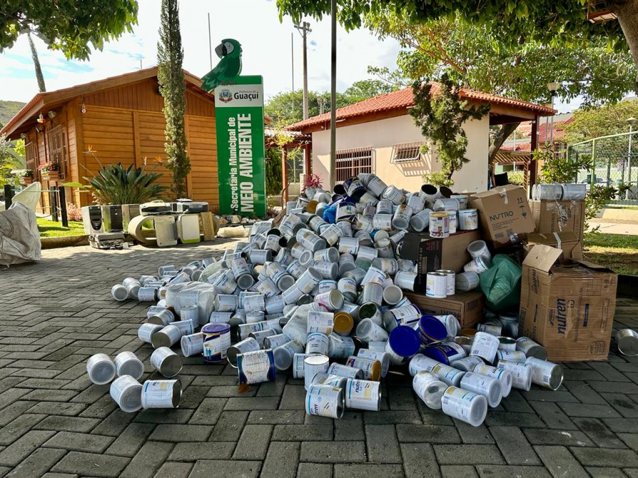 TRANSFORMANDO LATAS DE AÇO: UM CICLO SUSTENTÁVEL DE RECICLAGEM TRANSFORMANDO LATAS DE AÇO: UM CICLO SUSTENTÁVEL DE RECICLAGEM