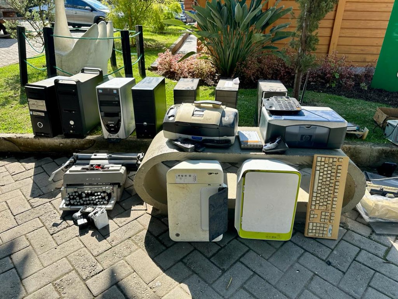 QUASE UMA TONELADA DE RESÍDUOS ELETRÔNICOS RECOLHIDOS NA “SEMANA LIXO ZERO” QUASE UMA TONELADA DE RESÍDUOS ELETRÔNICOS RECOLHIDOS NA “SEMANA LIXO ZERO”