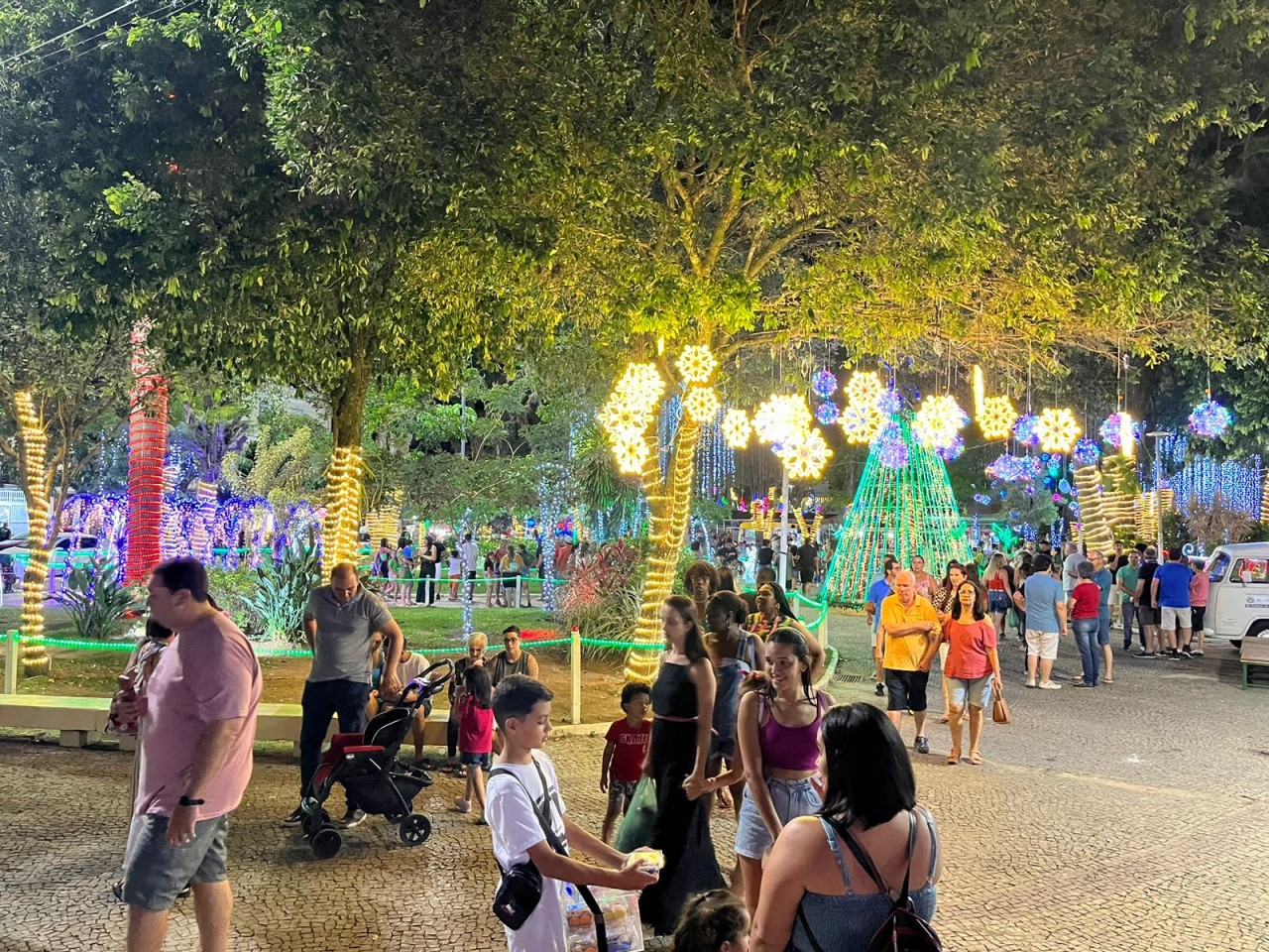 PRAÇA JOÃO ACACINHO BRILHA COM ESPÍRITO NATALINO: ILUMINAÇÃO ENCANTA MORADORES E VISITANTES PRAÇA JOÃO ACACINHO BRILHA COM ESPÍRITO NATALINO: ILUMINAÇÃO ENCANTA MORADORES E VISITANTES
