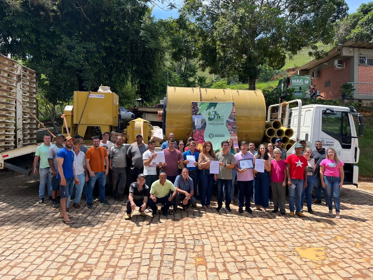 PREFEITURA DE GUAÇUÍ E GOVERNO ESTADO ENTREGAM SECADOR DE CAFÉ À ASSOCIAÇÃO DE PRODUTORES DE PEDRA PRETA PREFEITURA DE GUAÇUÍ E GOVERNO ESTADO ENTREGAM SECADOR DE CAFÉ À ASSOCIAÇÃO DE PRODUTORES DE PEDRA PRETA