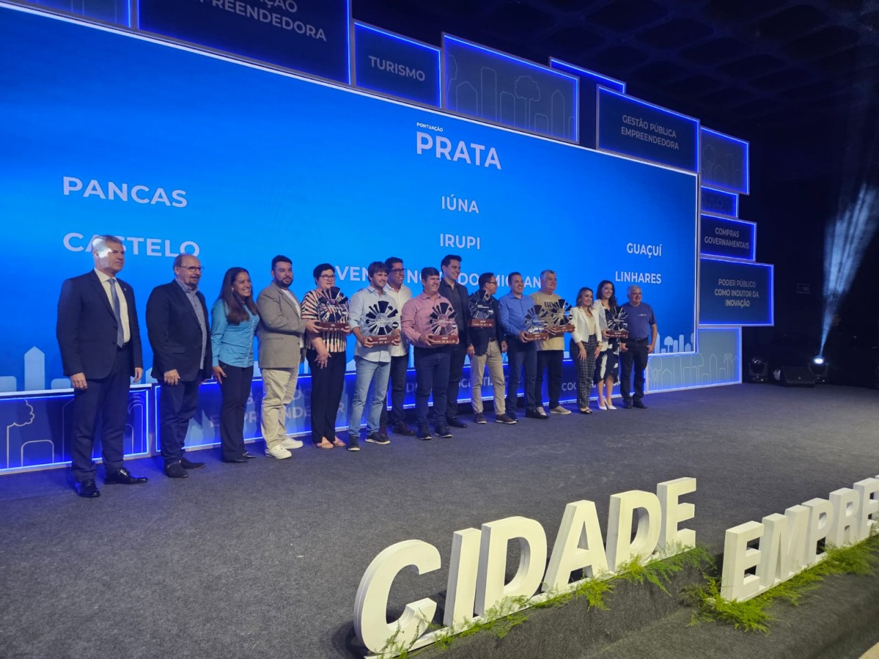 GUAÇUÍ RECEBE TROFÉU DE PRATA NO PROGRAMA CIDADE EMPREENDEDORA GUAÇUÍ RECEBE TROFÉU DE PRATA NO PROGRAMA CIDADE EMPREENDEDORA