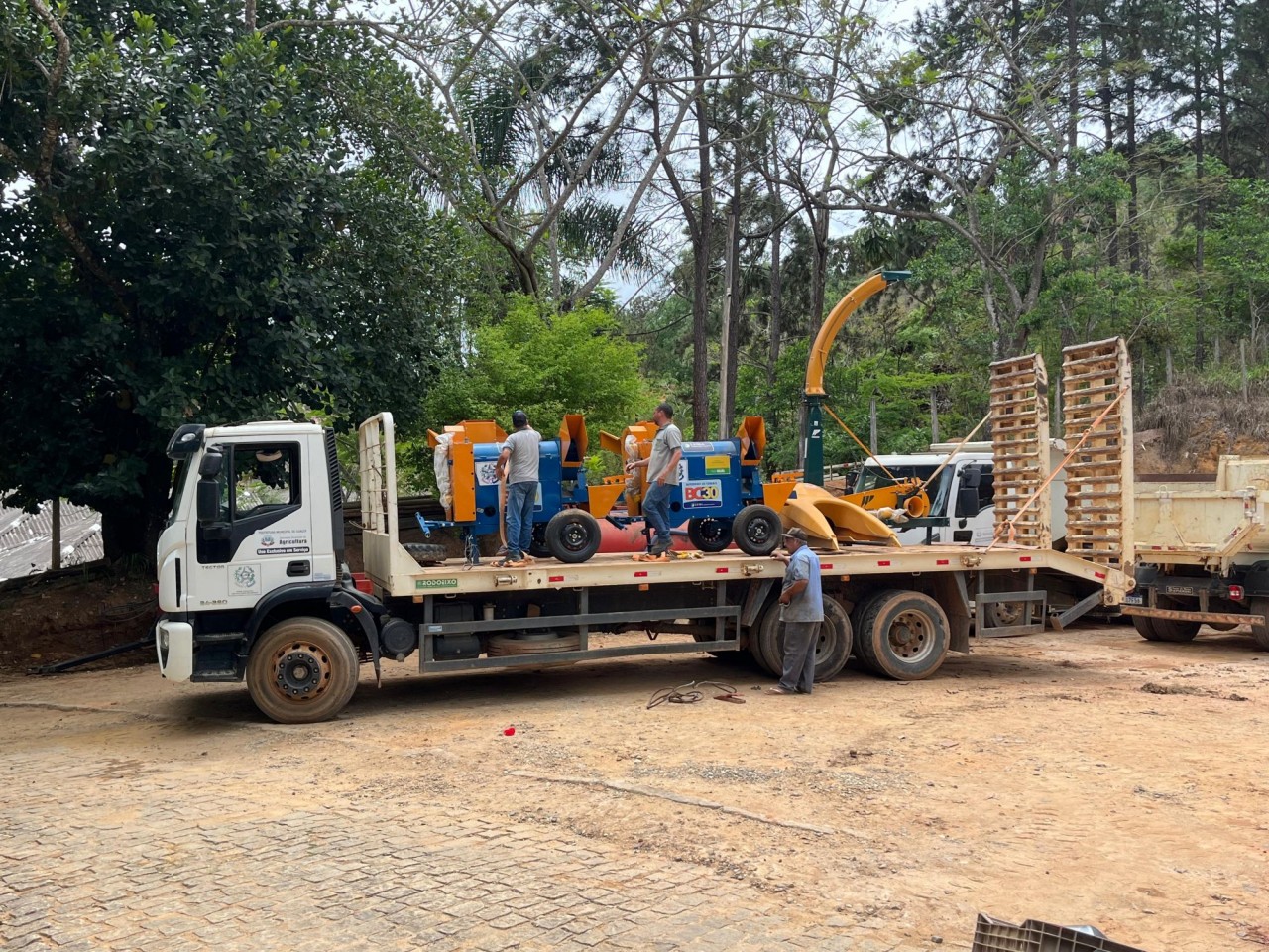 DESENVOLVIMENTO RURAL: PREFEITURA ENTREGA MÁQUINAS PARA ASSOCIAÇÕES DE PRODUTORES DE GUAÇUÍ DESENVOLVIMENTO RURAL: PREFEITURA ENTREGA MÁQUINAS PARA ASSOCIAÇÕES DE PRODUTORES DE GUAÇUÍ